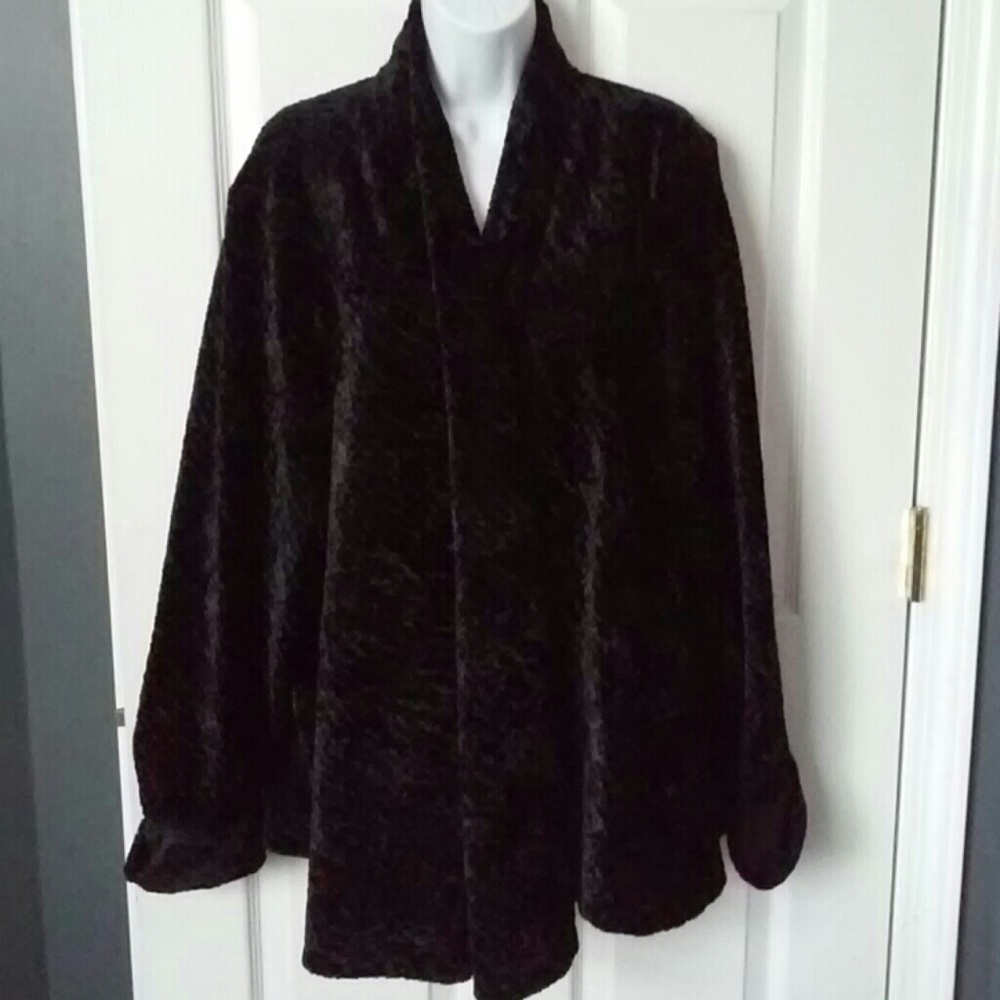 NWOT 100% polyester/feels like velvet wrap